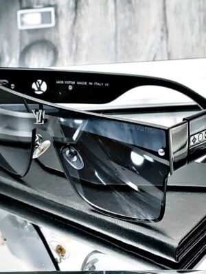 <br>LOUIS VUITTON V6982 Color negro