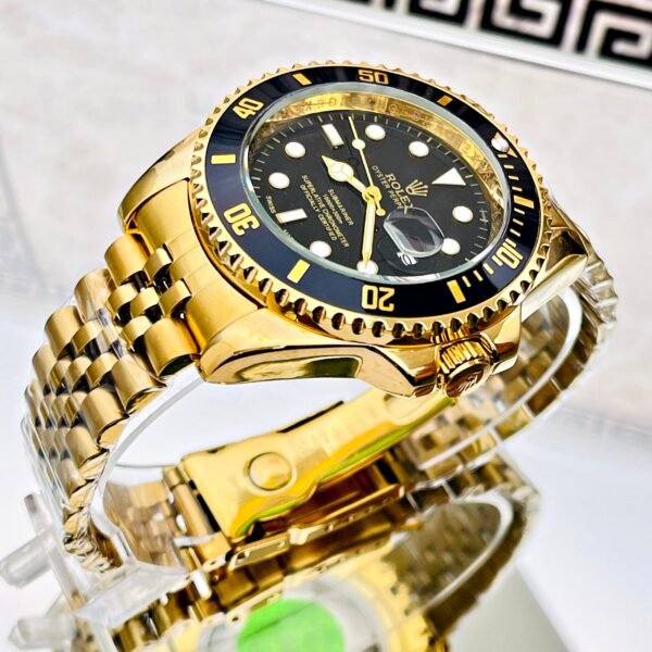 ROLEX SUBMARINER PULSO TRENZADO. Hombre. Dorado Fondo Negro.