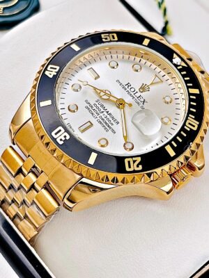 ROLEX SUBMARINER PULSO TRENZADO. Hombre. Dorado Fondo Blanco.