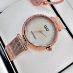 Q&Q ESCARCHA. Mujer. Oro Rosa.