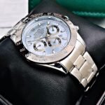 ROLEX DAYTONA PLATEADO. Hombre. Fondo Azul.