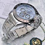 ROLEX DAYTONA PLATEADO. Hombre. Fondo Azul.