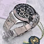 ROLEX DAYTONA PLATEADO. Hombre. Fondo Negro.