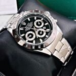 ROLEX DAYTONA PLATEADO. Hombre. Fondo Negro.