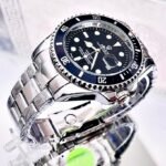 ROLEX SUBMARINER. Hombre. Plateado Fondo Negro.