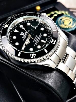 ROLEX SUBMARINER. Hombre. Plateado Fondo Negro.