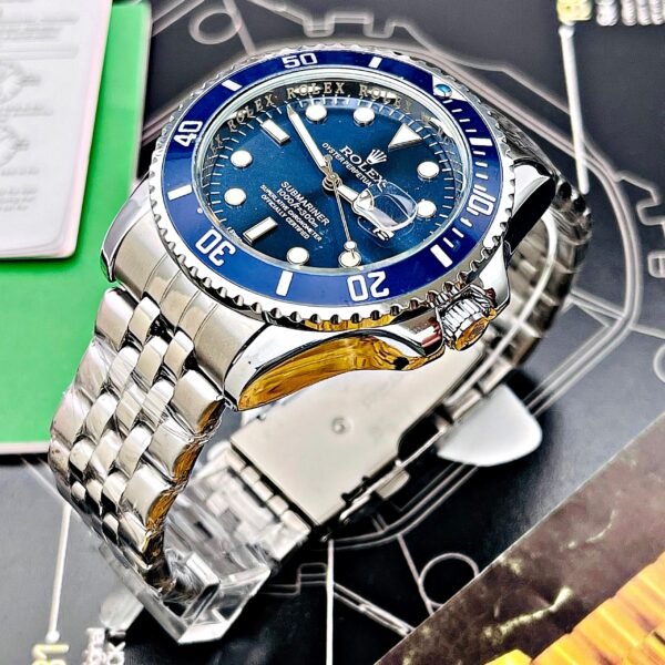 ROLEX SUBMARINER PULSO TRENZADO. Hombre. Plateado Fondo Azul.