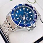 ROLEX SUBMARINER PULSO TRENZADO. Hombre. Plateado Fondo Azul.