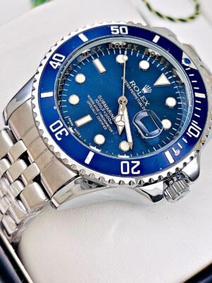 ROLEX SUBMARINER PULSO TRENZADO. Hombre. Plateado Fondo Azul.
