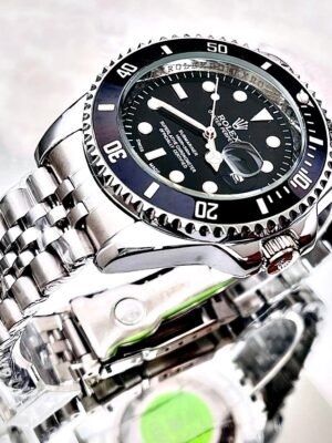 ROLEX SUBMARINER PULSO TRENZADO. Hombre. Plateado Fondo Negro.