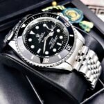 ROLEX SUBMARINER PULSO TRENZADO. Hombre. Plateado Fondo Negro.