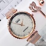 Q&Q ESCARCHA. Mujer. Oro Rosa.